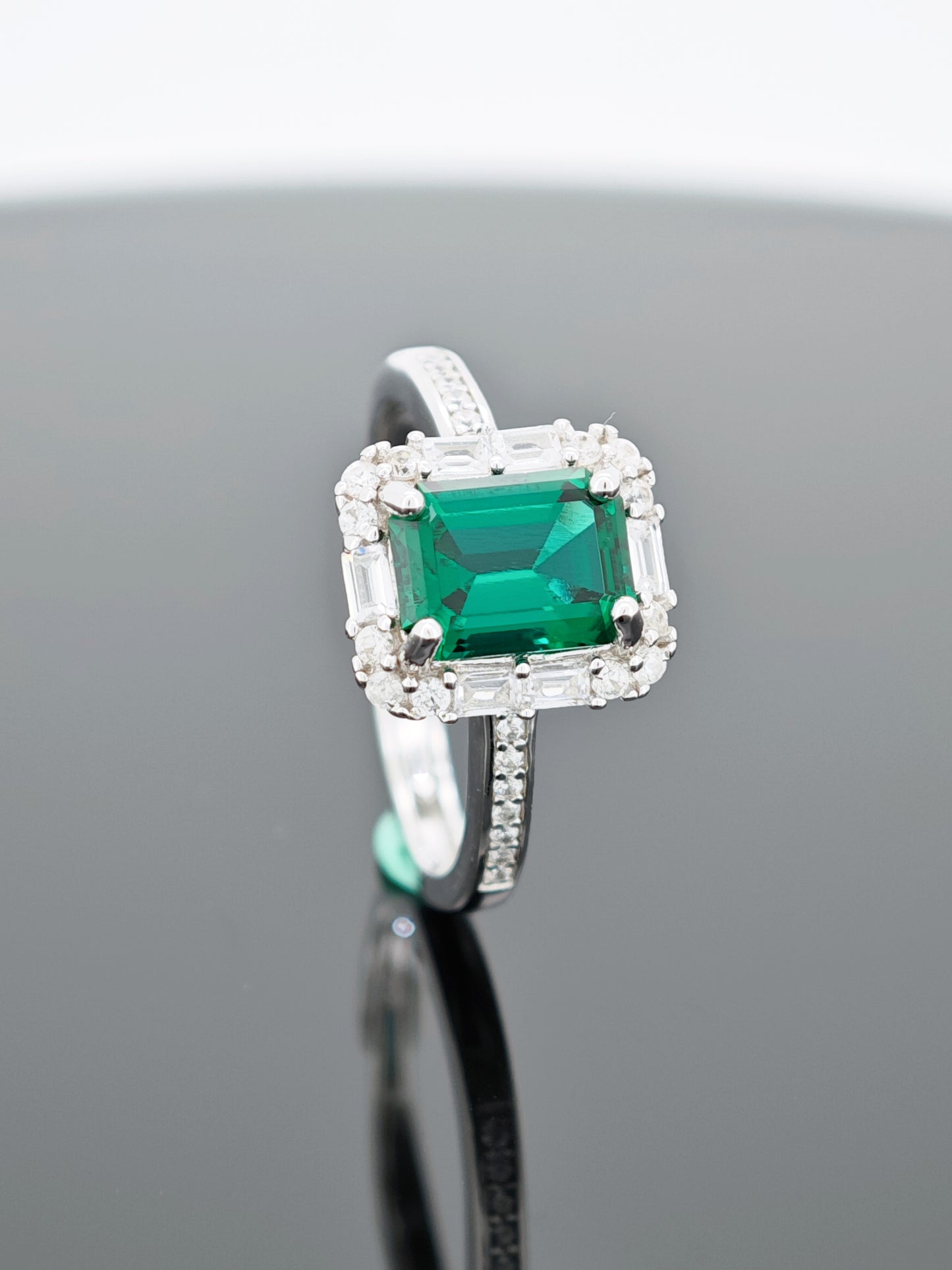 Certified S925 Silver Elegance: The Enchanting Cultivated Emerald Ring