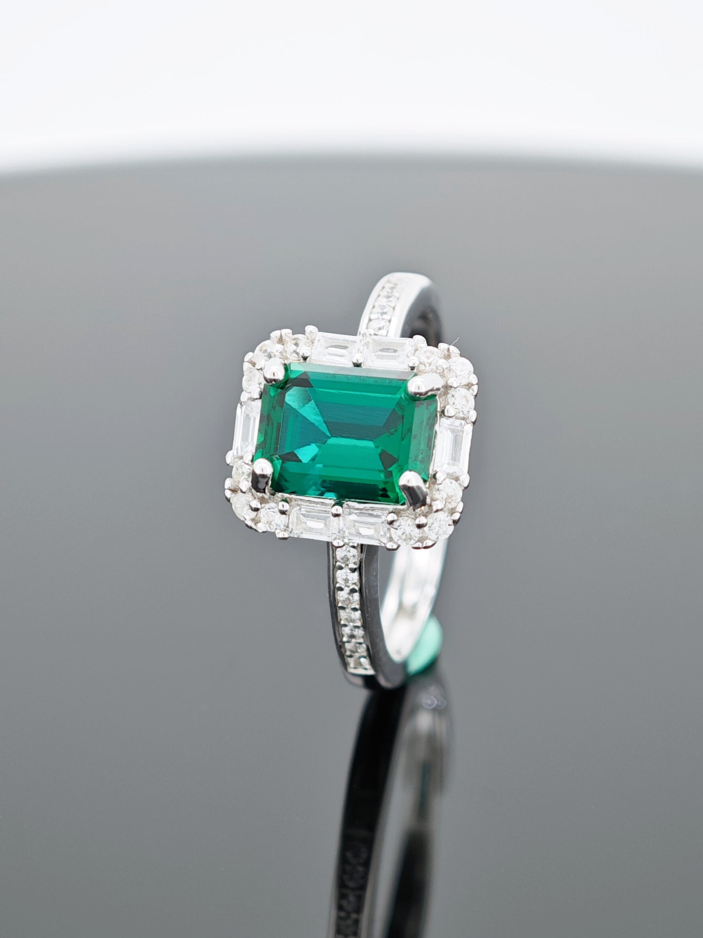 Certified S925 Silver Elegance: The Enchanting Cultivated Emerald Ring