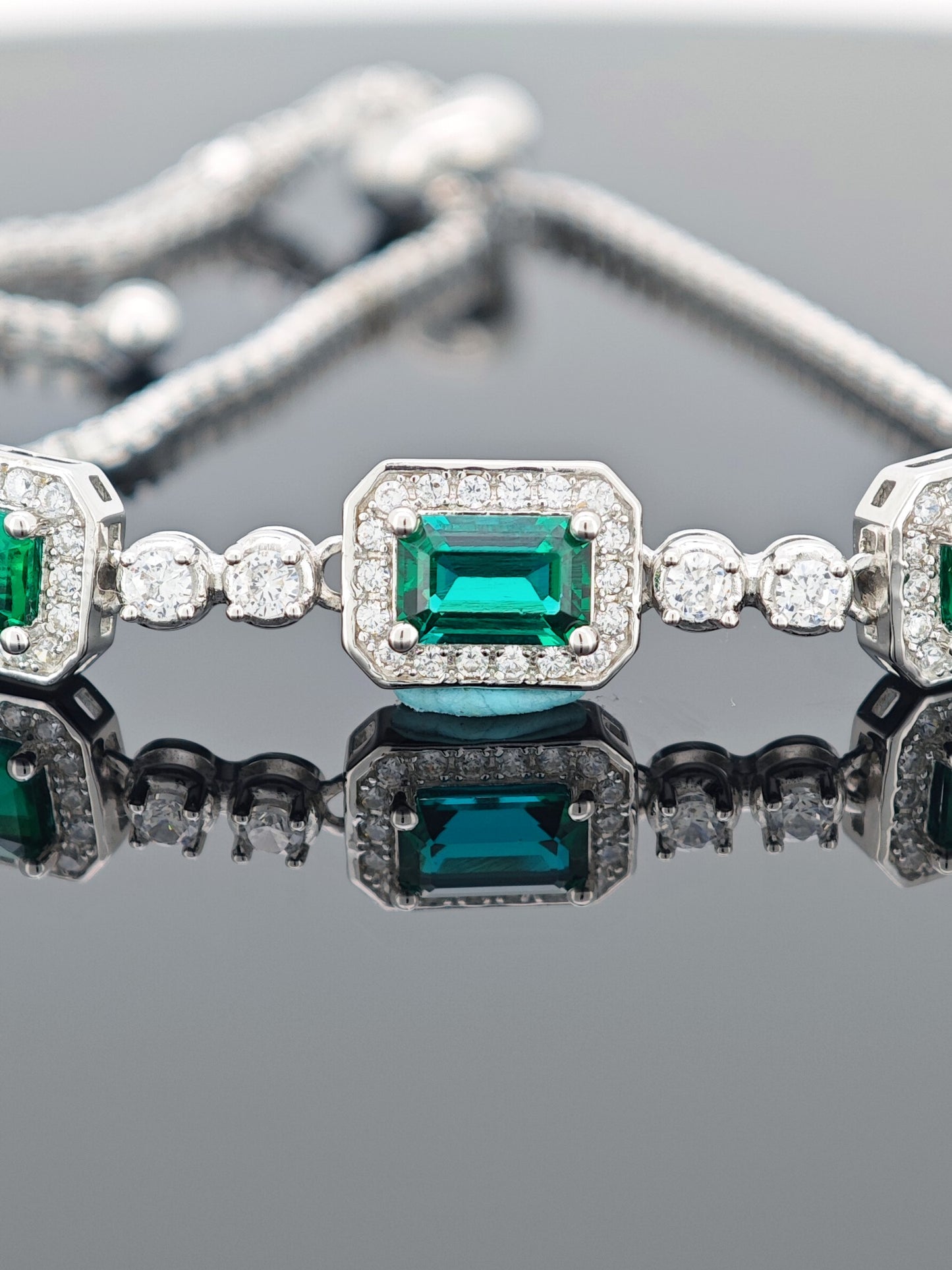 Elegant S925 Silver - Inlaid Cultivated Emerald Bracelet: A Touch of Luxurious Green