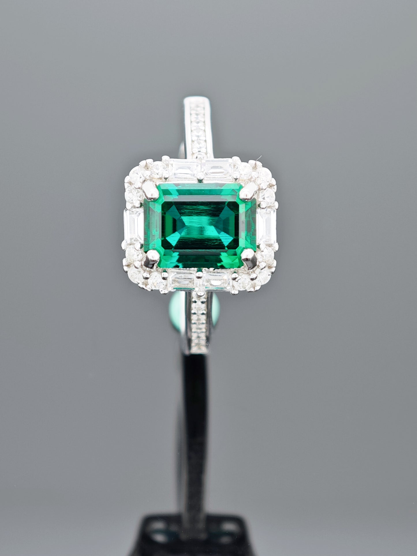 Certified S925 Silver Elegance: The Enchanting Cultivated Emerald Ring
