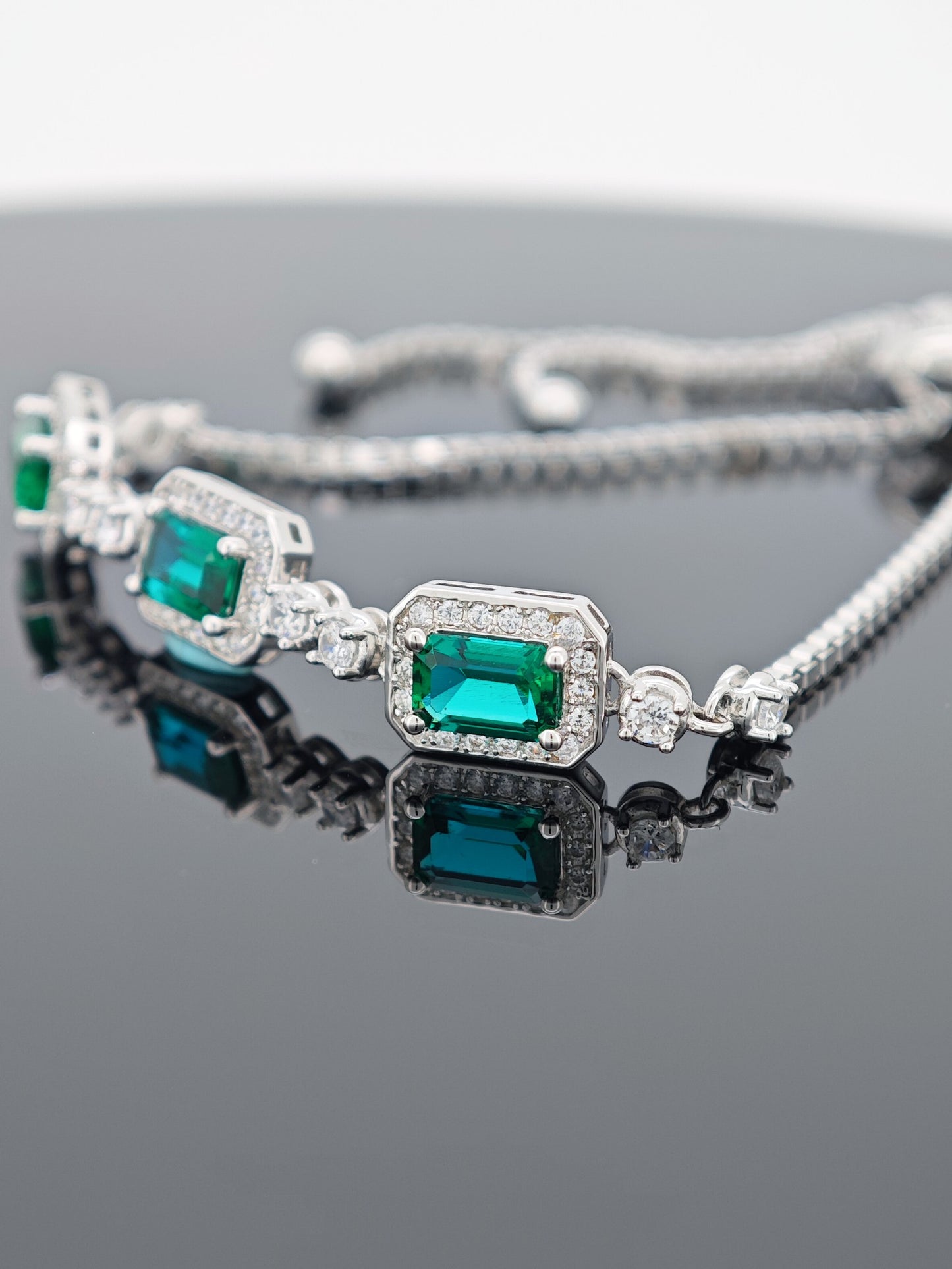 Elegant S925 Silver - Inlaid Cultivated Emerald Bracelet: A Touch of Luxurious Green